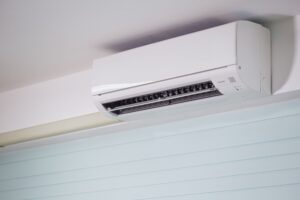 Read more about the article Klima curi vodu – 6 uzroka i kako da rešite problem