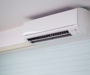 Unutrašnja jedinica klima uređaja montirana na zidu, tipično mesto gde se primećuje curenje vode